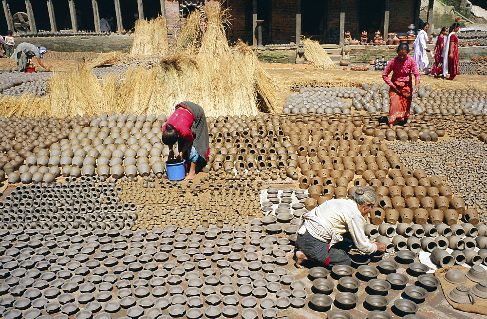 Potters Quarter, Bhaktapur (Bhadgaun), Kathmandu Valley, Nepal, Asia