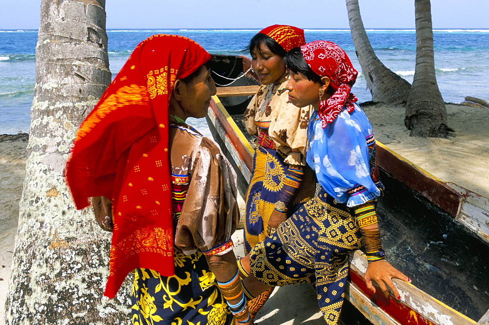 Cuna Indians, Rio Sidra, island of Kuanidua, San Blas archipelago, Panama, Central America