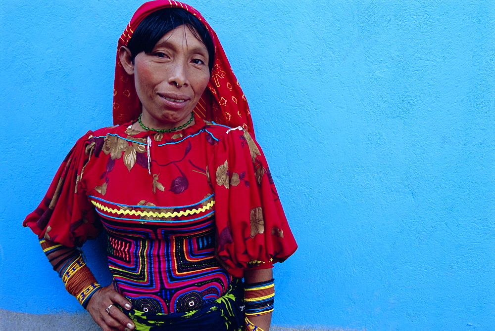 Cuna (Kuna) Indian woman, Mamardup village, Rio Sidra, San Blas archipelago, Panama, Central America