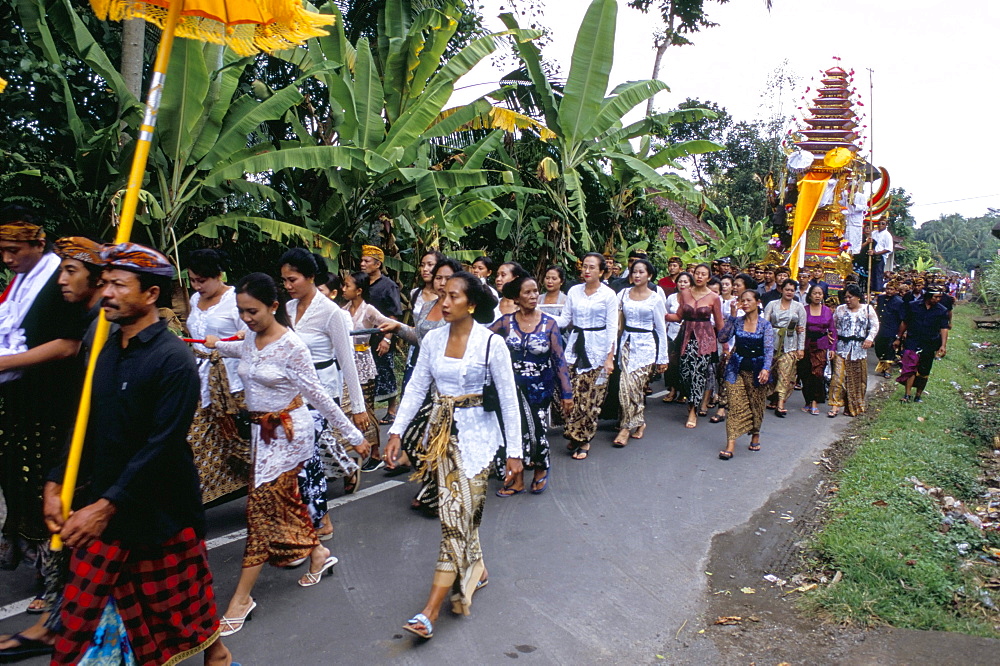 Procession for funeral ceremony, island of Bali, Indonesia, Southeast Asia, Asia