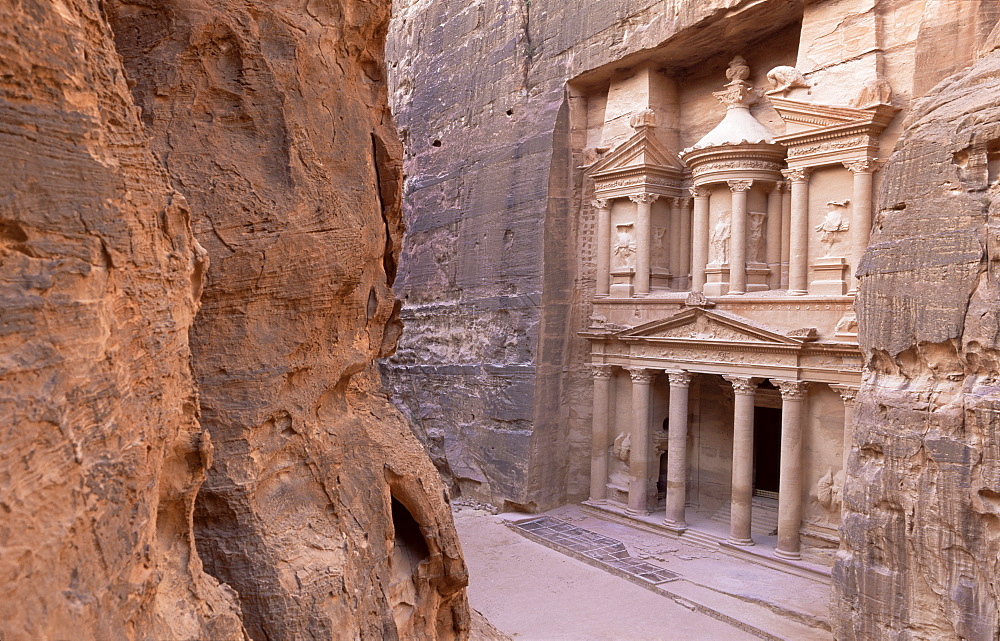 The Treasury (El Khazneh), Petra, UNESCO World Heritage Site, Jordan, Middle East