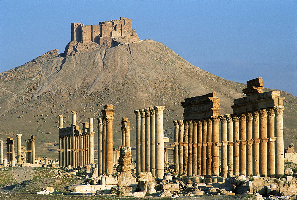 Grand colonnade and the Arab castle, Palmyra, UNESCO World Heritage Site, Syria, Middle East