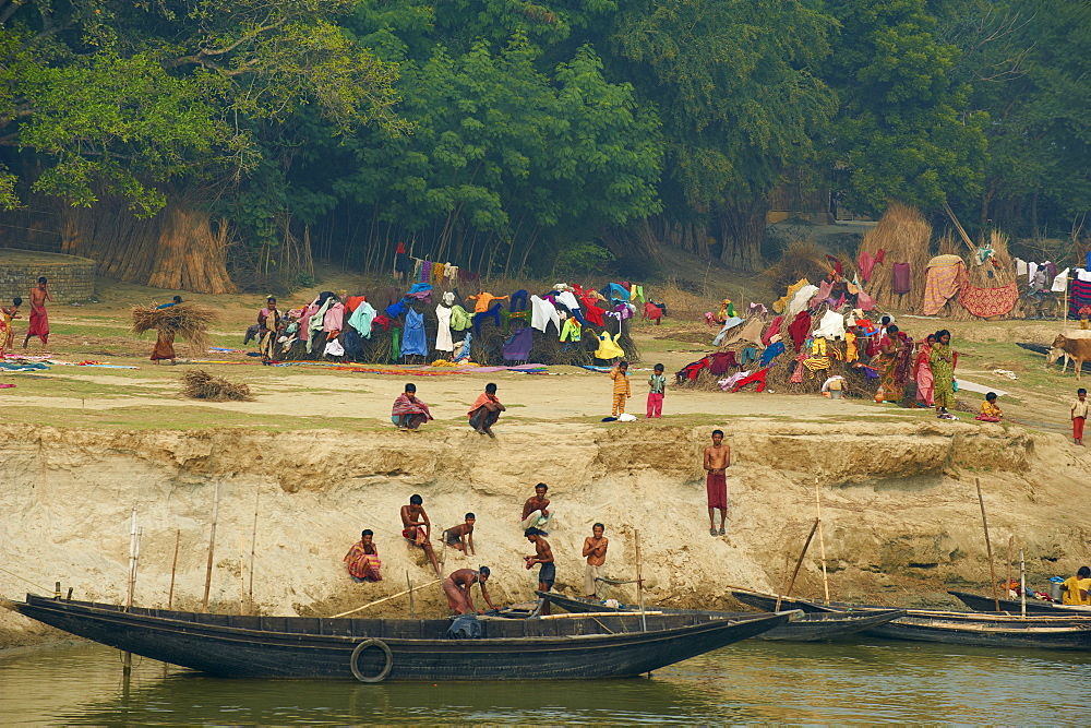 Village on the bank of the Hooghly River, part of the Ganges River, West Bengal, India, Asia 