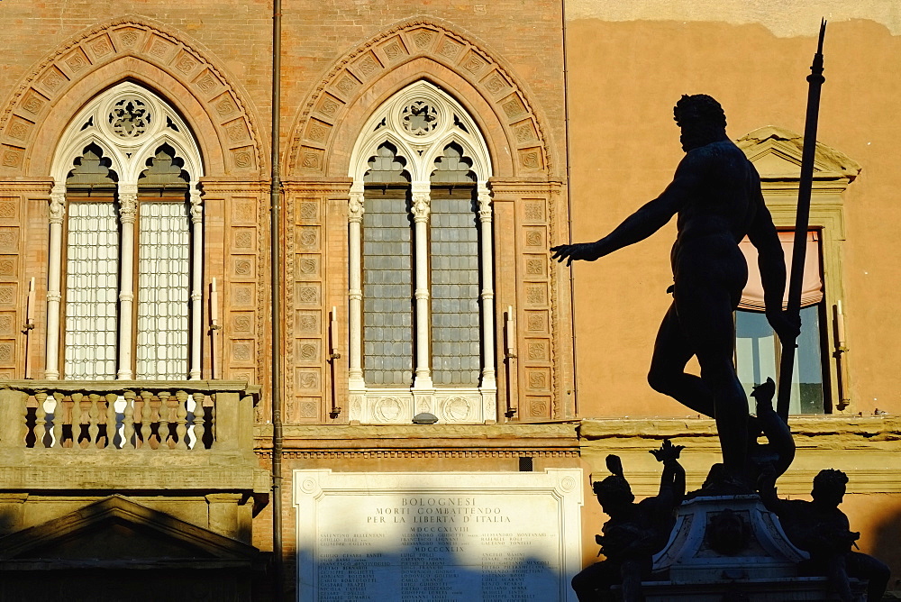 Fontana del Nettuno, Piazza Maggiore, Bologna, Emilia-Romagna, Italy, Europe 