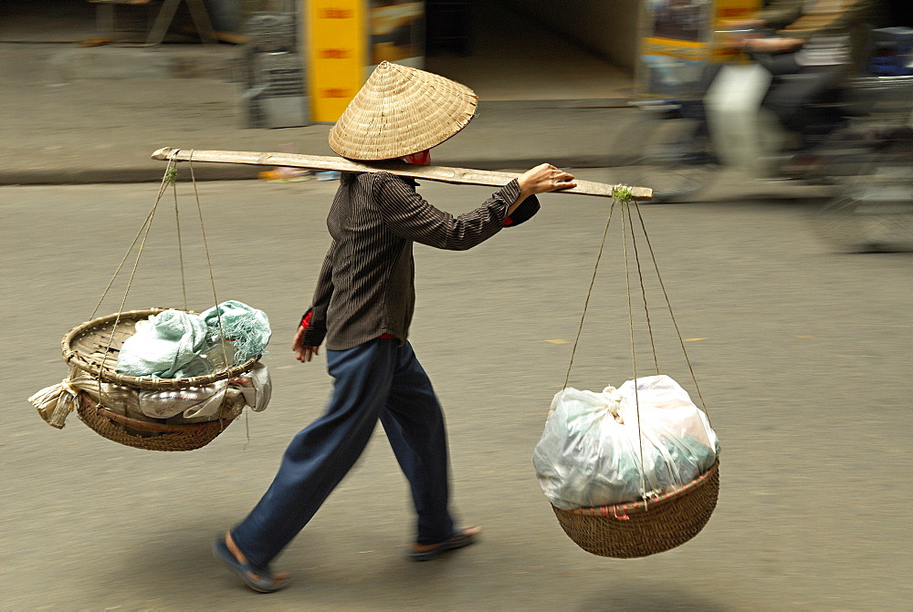 Porter in the Old Quarter, Hanoi, Vietnam, Indochina, Southeast Asia, Asia 