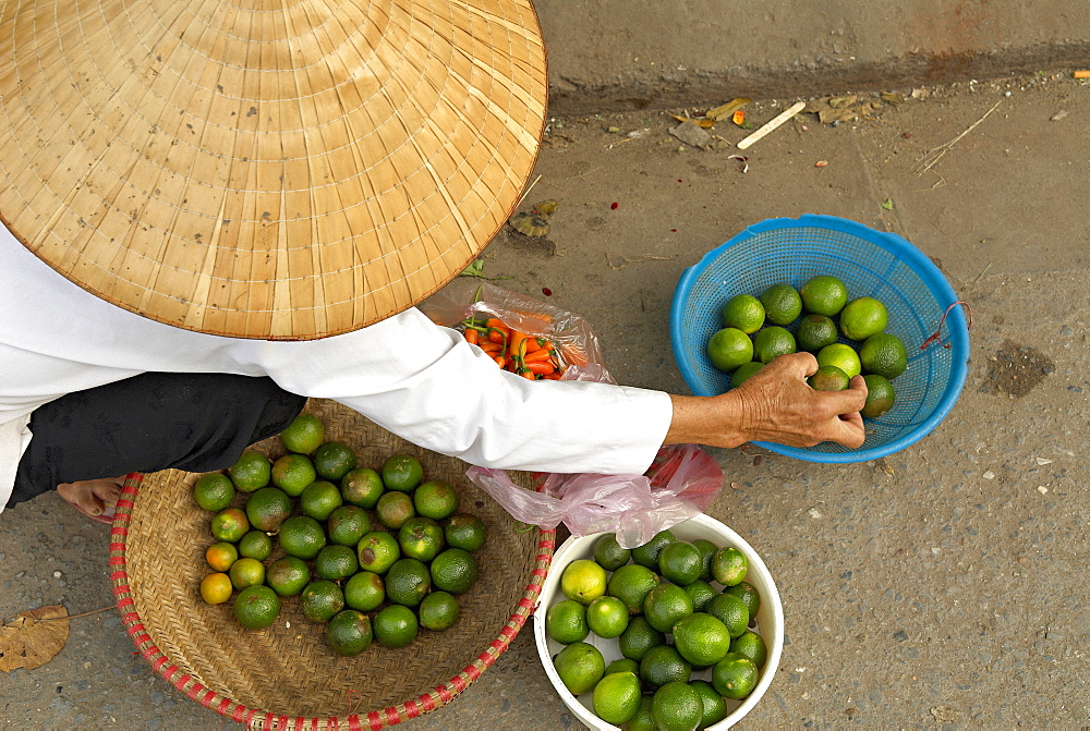 Lemon seller, Market in the old quarter, Hanoi, Vietnam, Indochina, Southeast Asia, Asia 