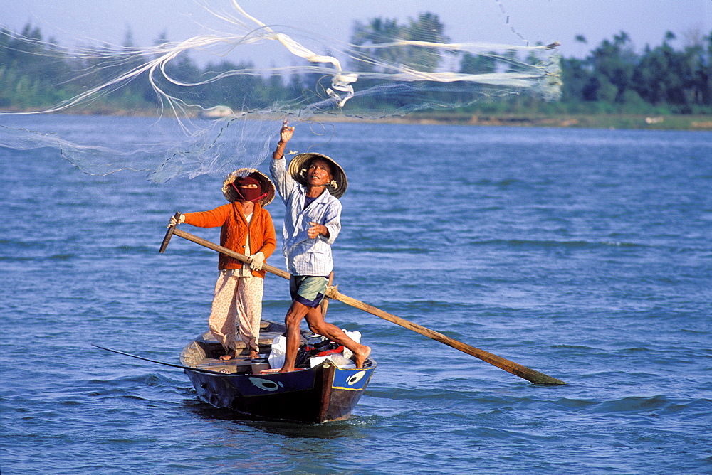 Fisherman casting net, Hoi Han, Vietnam, Indochina, Southeast Asia, Asia