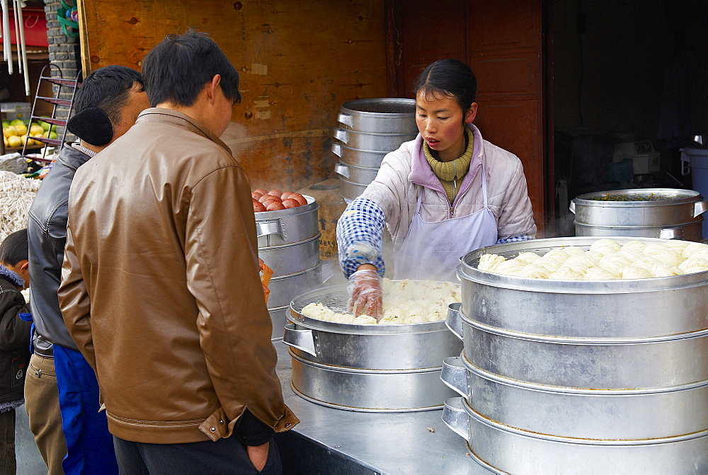 Local market, City of Lijiang, UNESCO World Heritage Site, Yunnan Province, China, Asia