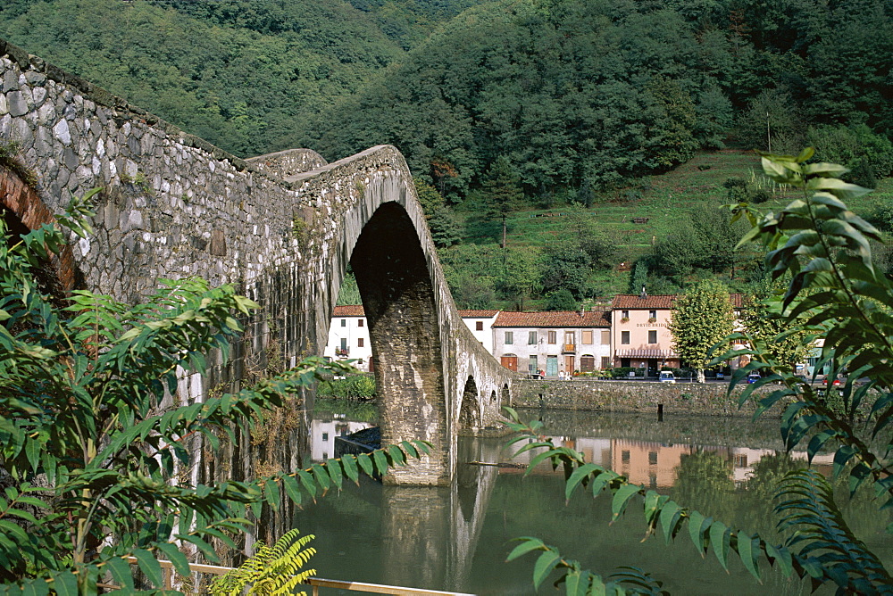 Pont du Diable (Devil's Bridge), Borgo a Mozzano, Lucca, Tuscany, Italy, Europe