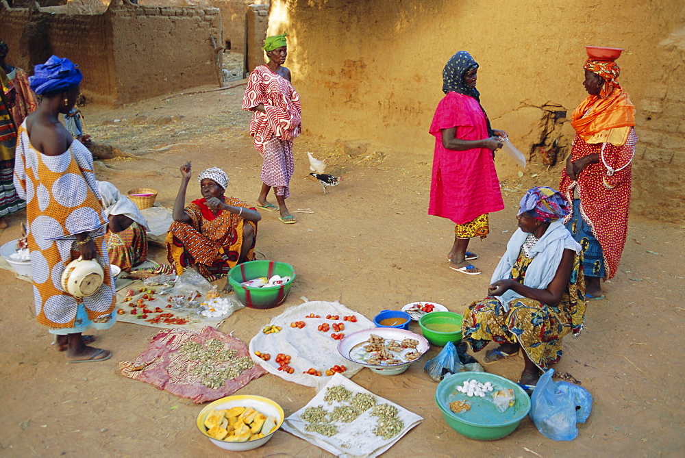 Bambara women in the market, Segoukoro, Segou, Mali, Africa