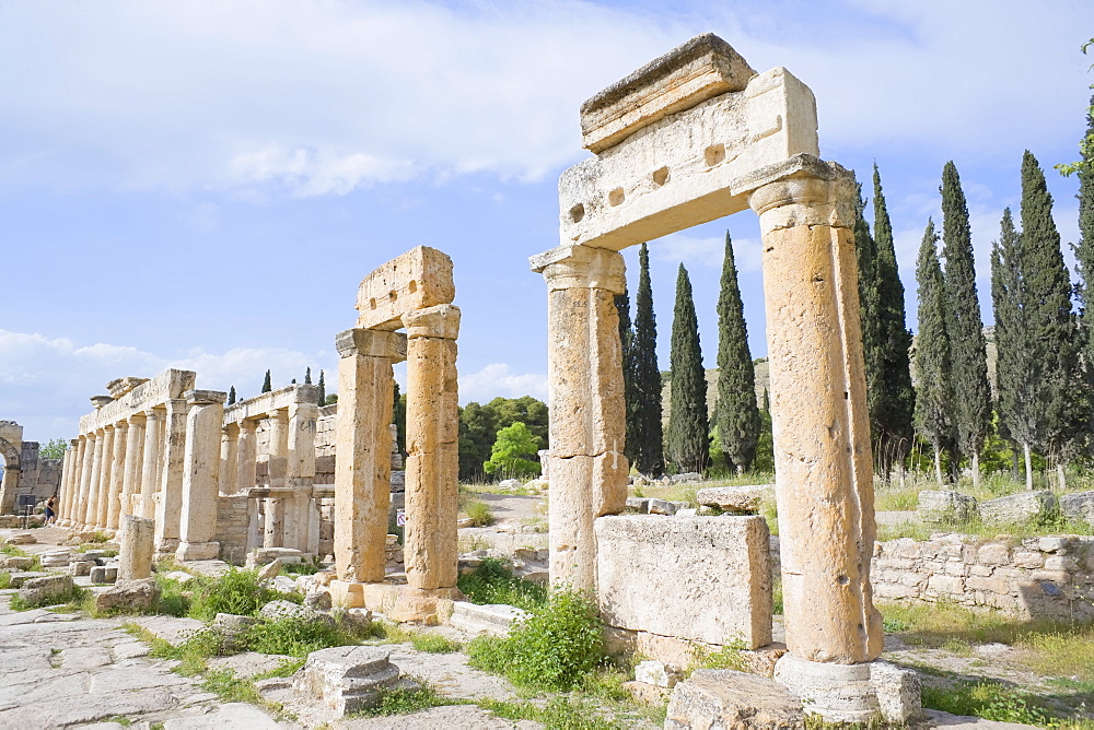 Ancient Necropolis, Monumental way, Hierapolis, Pamukkale, UNESCO World Heritage Site, Anatolia, Turkey, Asia Minor, Eurasia