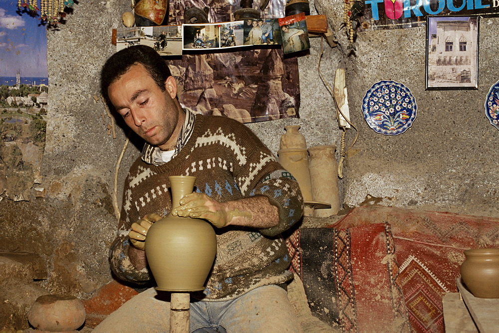 Turkish craftsman modelling pottery by hand, Avanos, Cappadocia, Anatolia, Turkey, Asia Minor, Eurasia