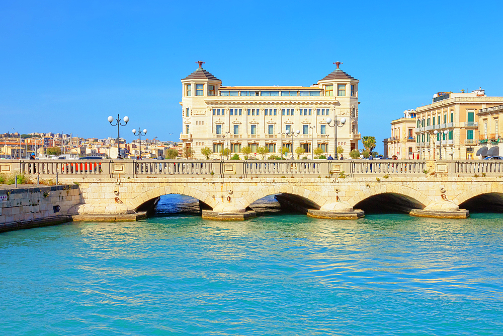 Umberto I Bridge connecting Syracuse to Ortygia Island, Ortygia, Syracuse, Sicily, Italy, Mediterranean, Europe