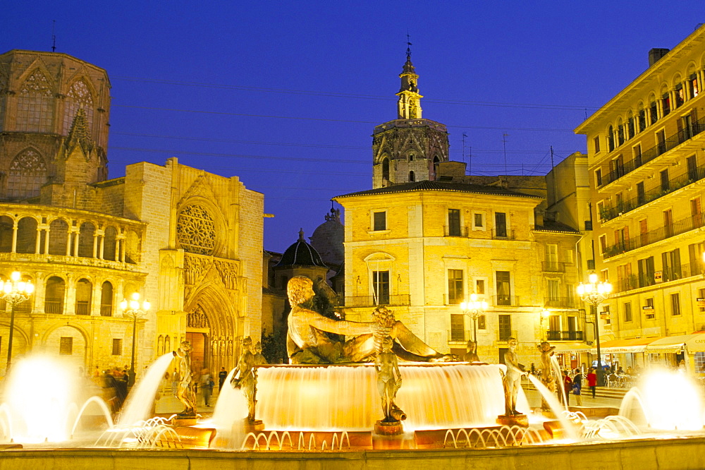 Plaza de la Virgen (Virgin Square) at dusk, old area of city, Valencia, Spain, Europe