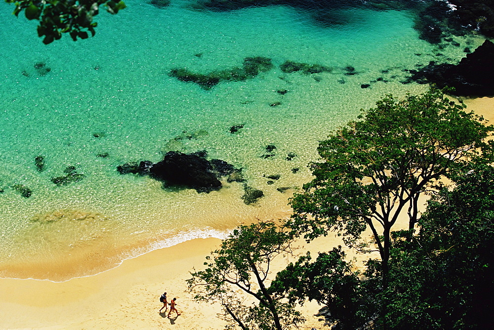 People walking on Baia do Sancho beach, Parque Nacional de Fernando de Noronha, Fernando de Noronha, Pernambuco, Brazil, South America