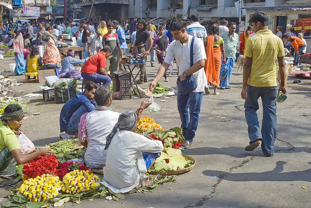 Open air vegetable market with seller and buyers in north central Kolkata (Calcutta), West Bengal, India, Asia