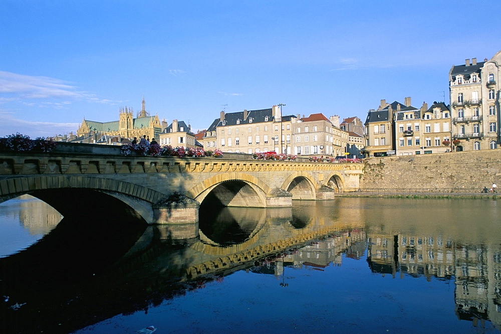 Banks of the Moselle River, old town, Metz, Moselle, Lorraine, France, Europe