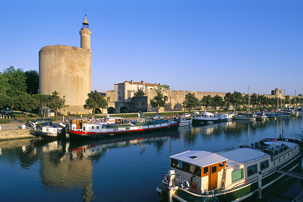 Quai des Croisades, Tower of Constance and the walls, Aigues-Mortes, Gard, Languedoc-Roussillon, France, Europe