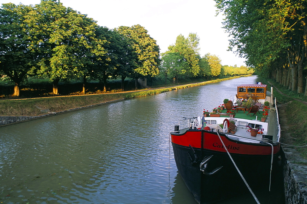 The banks of the canal, Canal du Midi, UNESCO Wiorld Heritage Site, in region of Preissan, Languedoc Roussillon, France, Europe