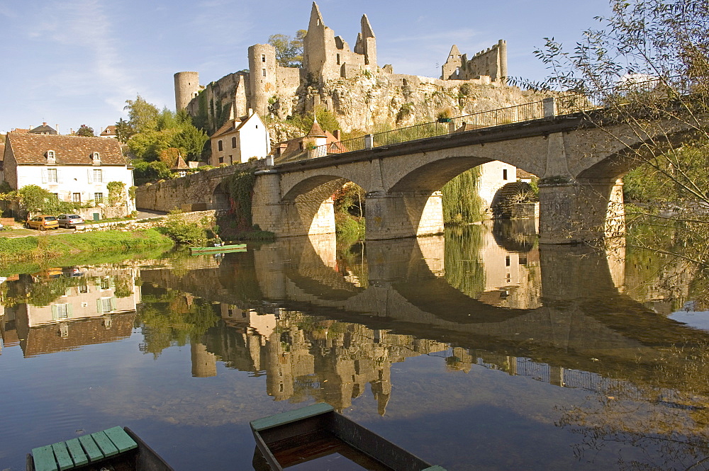 The medieval castle built between the 11th and 15th centuries and the Anglin River, Angles sur l'Anglin, Vienne, Poitou-Charentes, France, Europe