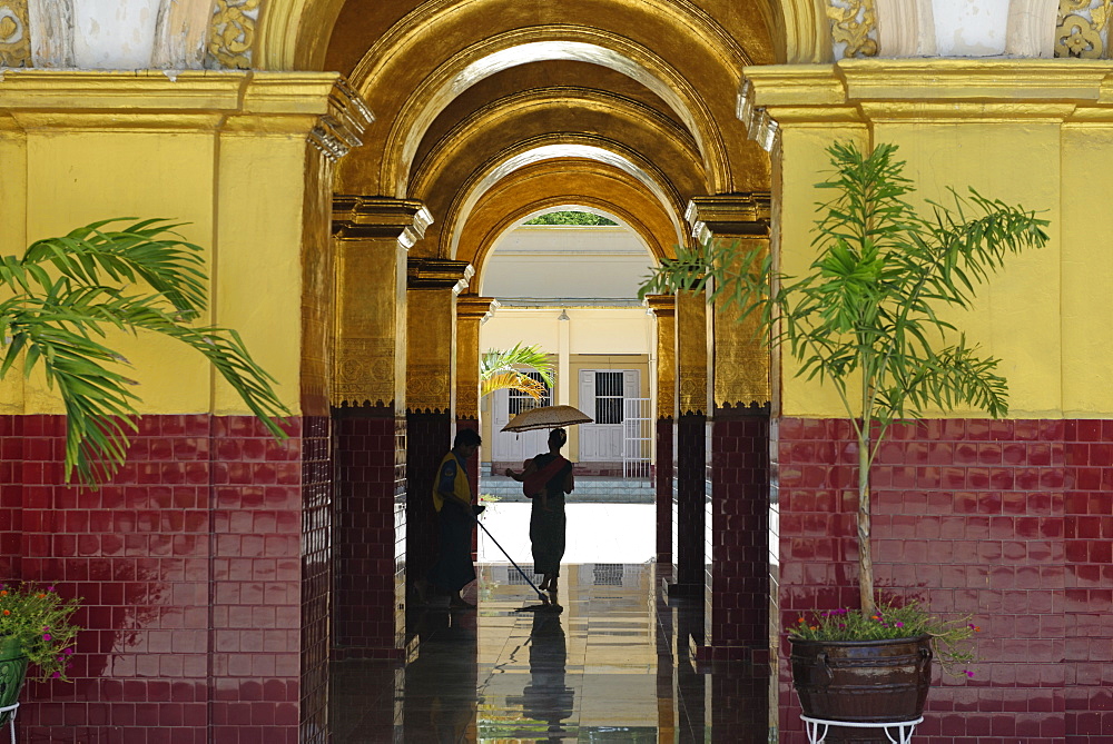 The Mahamuni Buddha Temple, a Buddhist temple and major pilgrimage site, Mandalay city, Mandalay division, Republic of the Union of Myanmar (Burma), Asia 