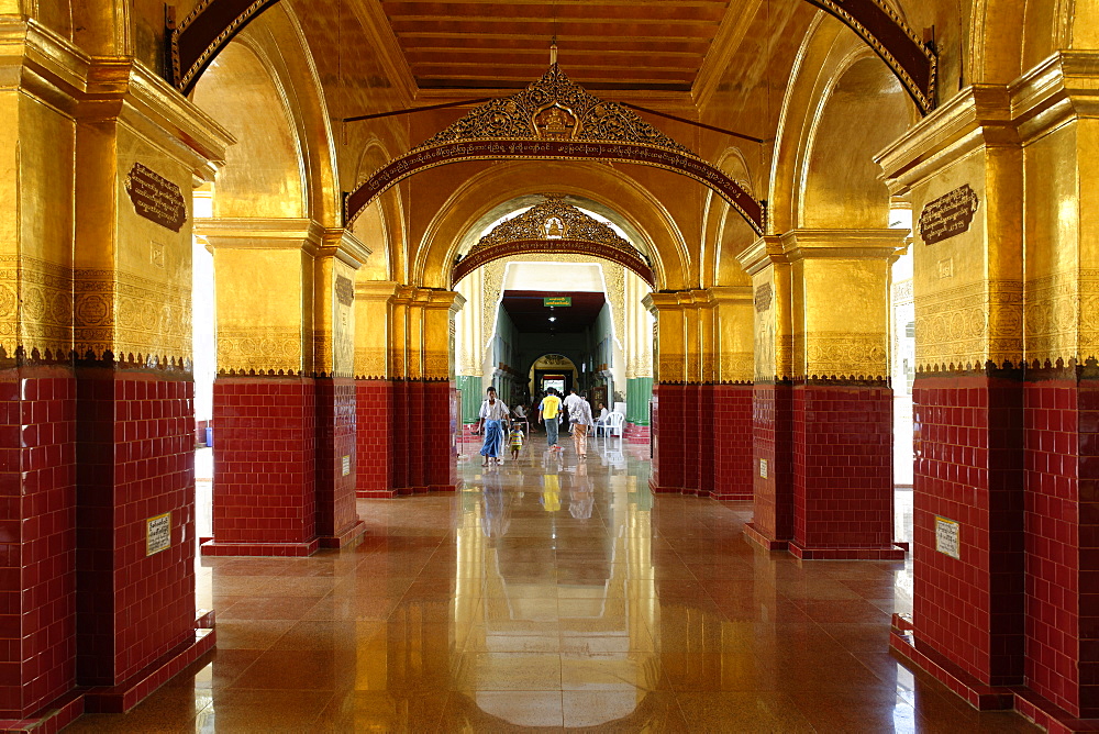 The Mahamuni Buddha Temple, a Buddhist temple and major pilgrimage site, Mandalay city, Mandalay division, Republic of the Union of Myanmar (Burma), Asia 