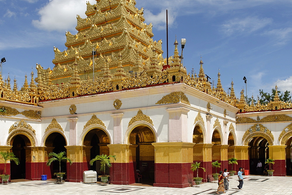 The Mahamuni Buddha Temple, a Buddhist temple and major pilgrimage site, Mandalay city, Mandalay division, Republic of the Union of Myanmar (Burma), Asia 