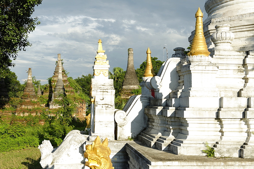 Buddhist monastery, Hsipaw area, Shan State, Republic of the Union of Myanmar (Burma), Asia 