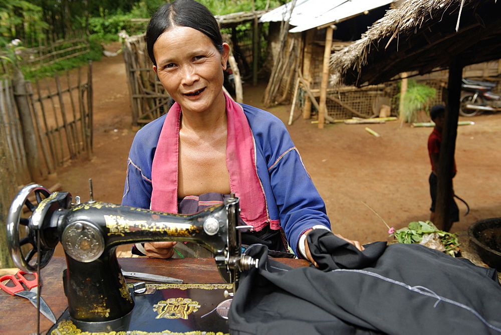 Palaung woman, a Mon-Khmer ethnic minority in Shan State, Palaung village, Hsipaw area, Shan State, Republic of the Union of Myanmar (Burma), Asia 