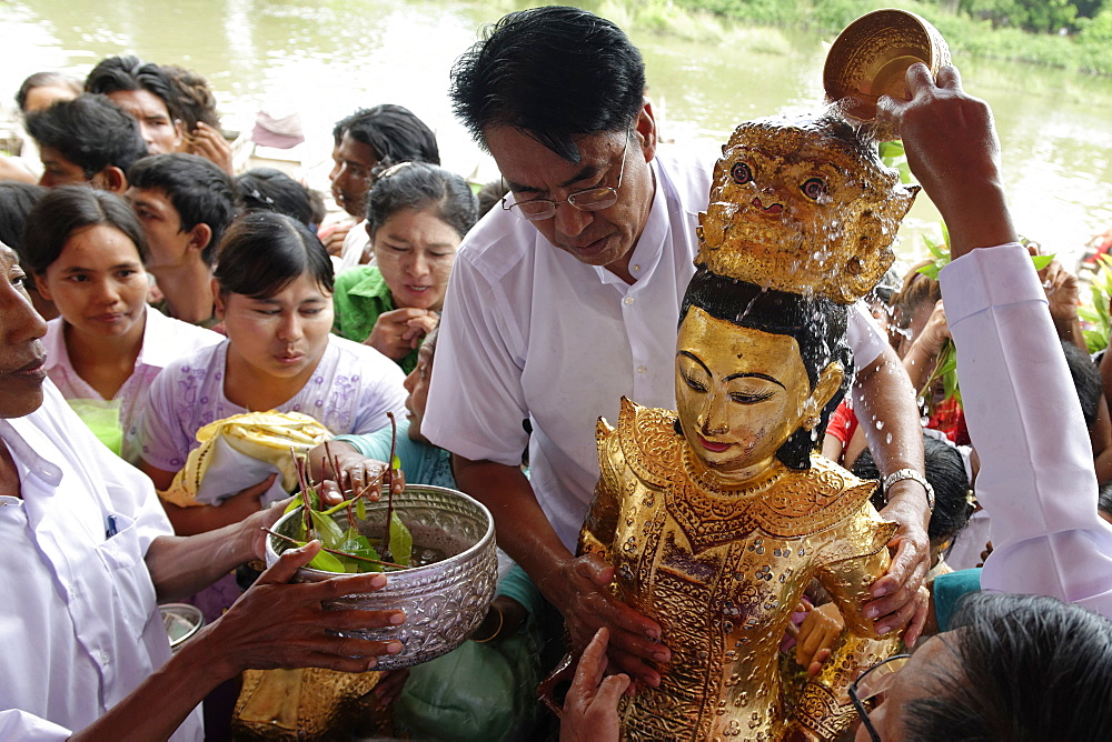 Ceremony of Washing the Nats' Statues, Yadanagu Nats Festival, Amarapura, Mandalay Division, Republic of the Union of Myanmar (Burma), Asia 