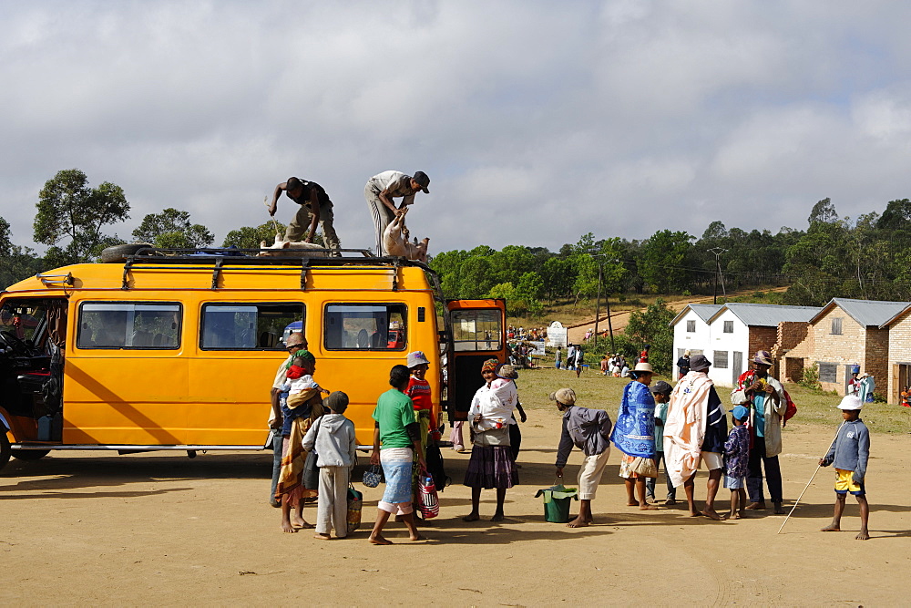 Bush taxi, Friday market in the Betsileo country, around Fianarantsoa, Madagascar, Africa 