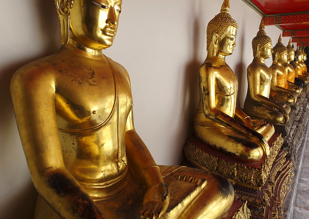 The outer cloister containing 400 Buddha images, Wat Phra Chetuphon (Wat Po), Bangkok, Thailand, Southeast Asia