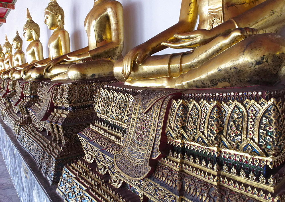 The outer cloister containing 400 Buddha images, Wat Phra Chetuphon (Wat Po), Bangkok, Thailand, Southeast Asia