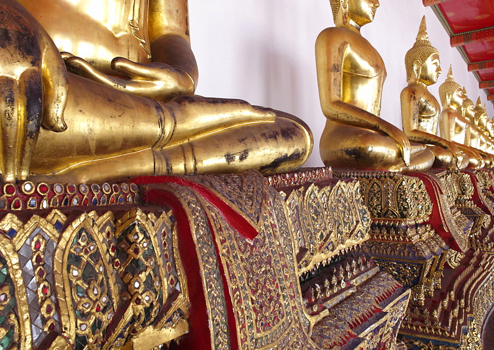 The outer cloister containing 400 Buddha images, Wat Phra Chetuphon (Wat Po), Bangkok, Thailand, Southeast Asia