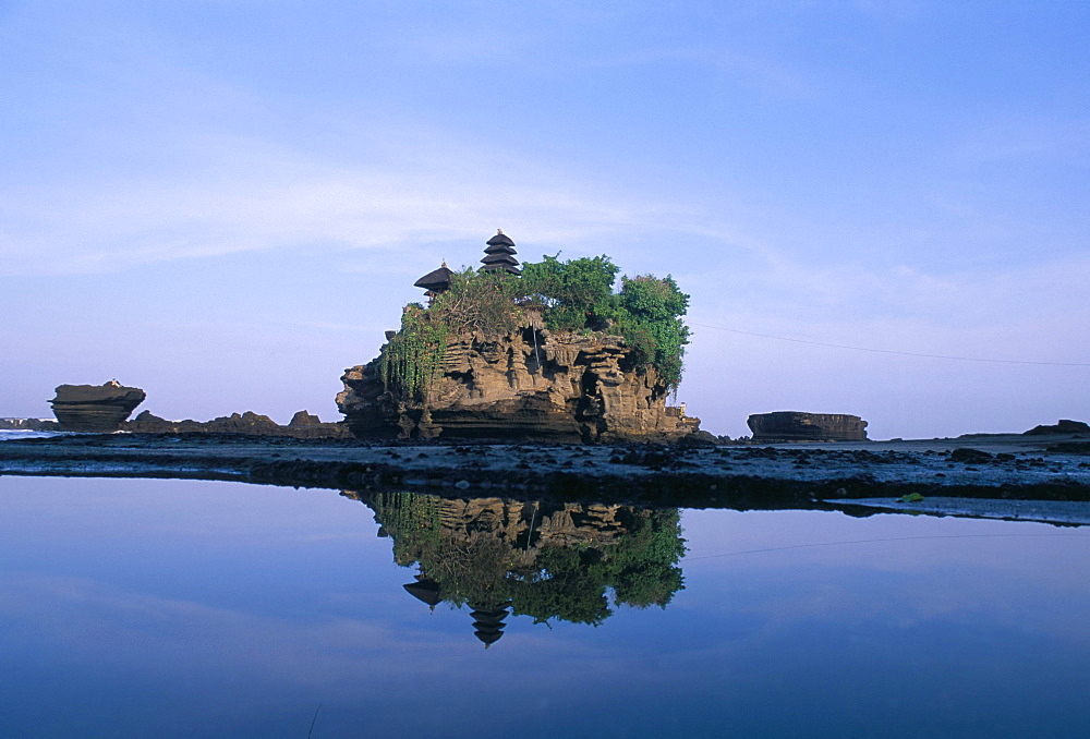 Tanah Lot, 15th century Hindu temple, edge of the Indian Ocean, island of Bali, Indonesia, Southeast Asia, Asia