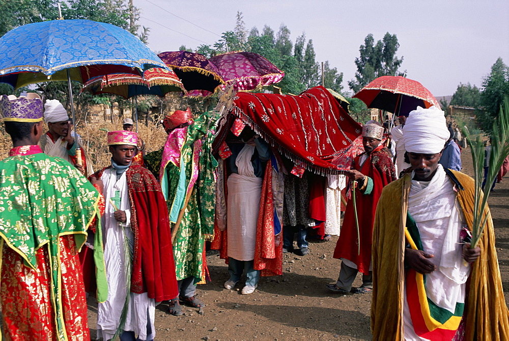 Men in procession during the Christian festival of Rameaux, Axoum (Axum) (Aksum), Tigre region, Ethiopia, Africa