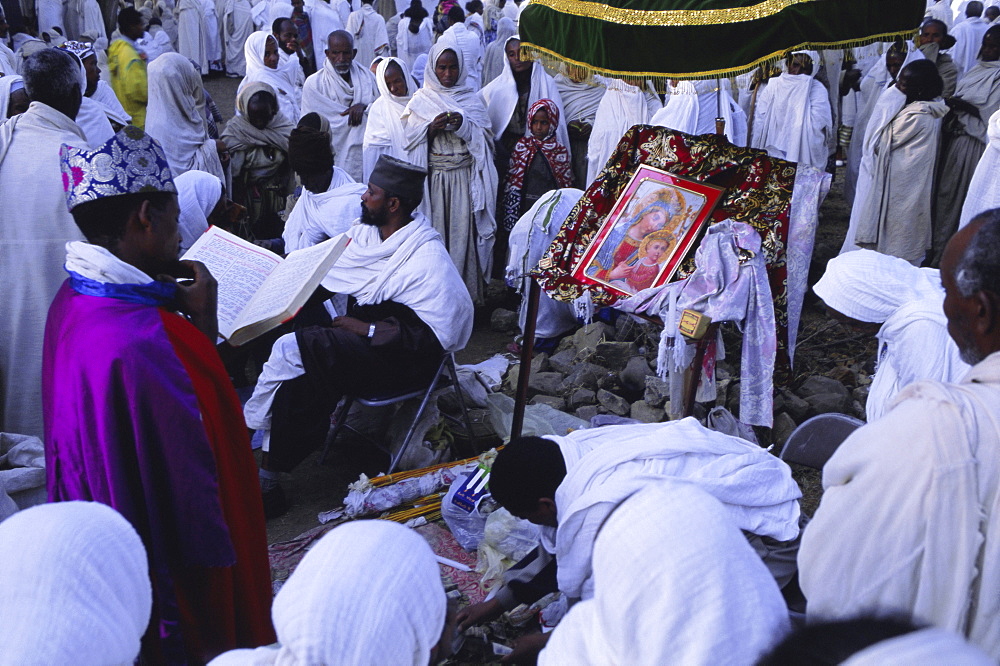 Christian pilgrims, festival of Easter, Cathedral, Axoum (Axum) (Aksum), Tigre region, Ethiopia, Africa