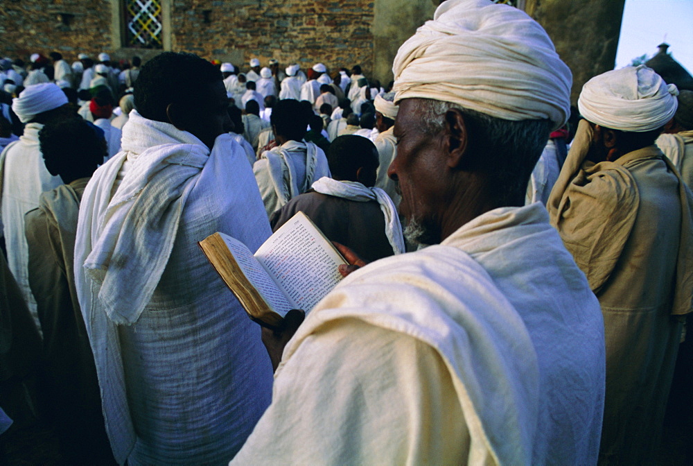 Christian pilgrims, Easter festival, Sainte Marie de Sion (St. Mary of Zion), Axoum (Axum) (Aksum), Tigre region, Ethiopia, Africa