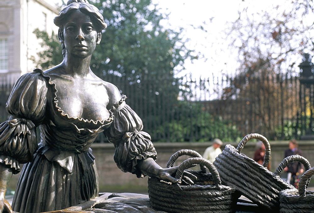 Bronze statue of Molly Malone, Grafton Street, Dublin, County Dublin, Eire (Ireland), Europe