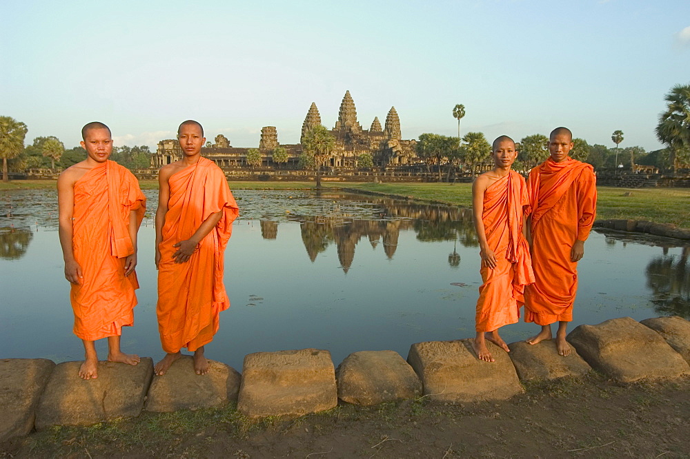 Monks at Angkor Wat Temple, UNESCO World Heritage Site, Siem Reap, Cambodia, Southeast Asia, Asia