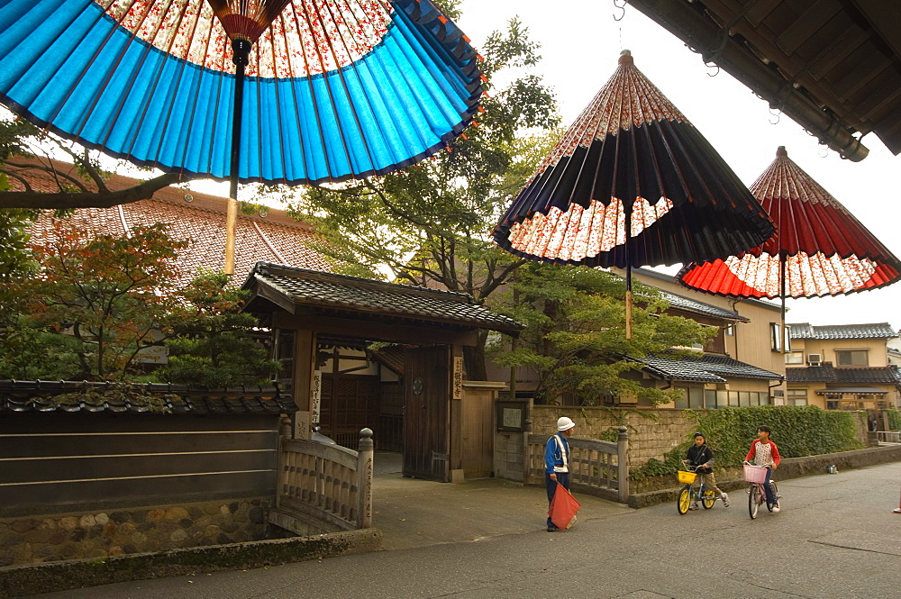 Traditional parasol and umbrella makers shop, Kanazawa, Ishikawa prefecture, Japan, Asia