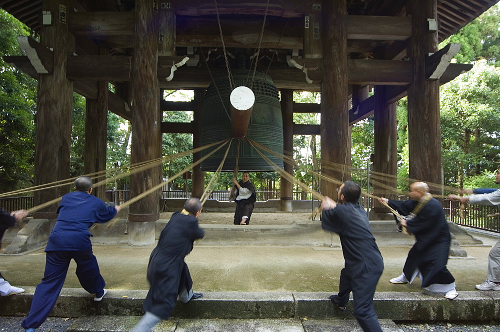 Monks pulling ropes of big bell, Chion in temple, eastern hills, Higashiyama, Kyoto, Japan, Asia