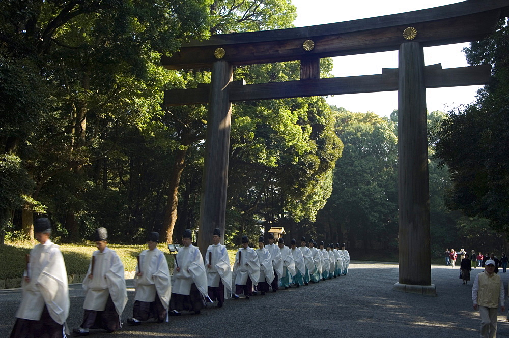 Torii gate, procession of temple priests, Meiji jingu shrine, Tokyo, Japan, Asia