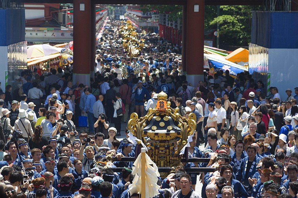 Mikoshi portable shrine of the gods parade and crowds of people, Sanja Matsuri Festival, Sensoji Temple, Asakusa Jinja, Asakusa, Tokyo, Japan, Asia