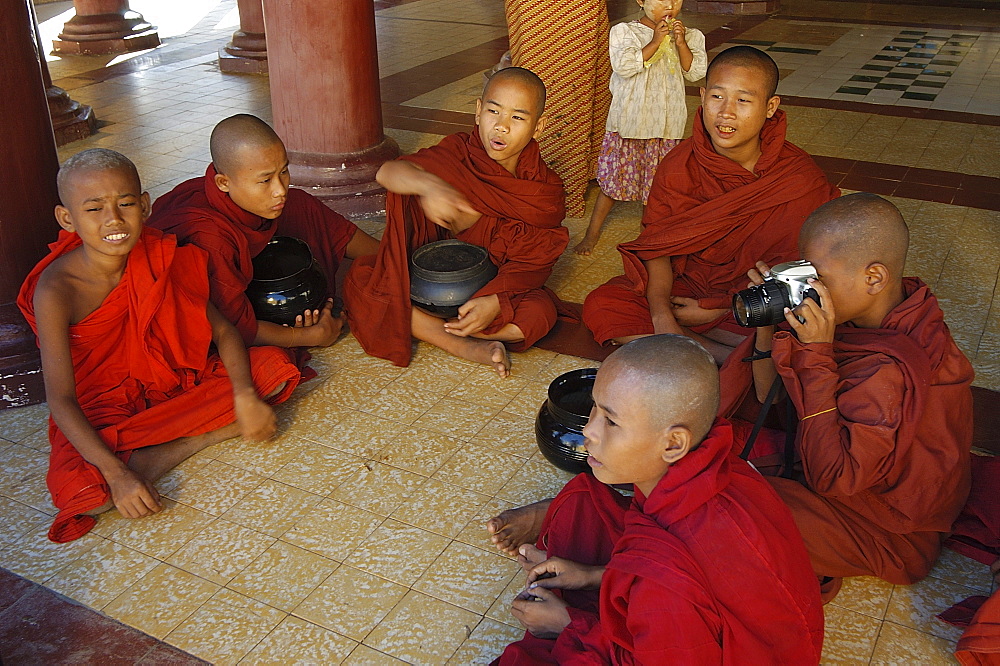 Trainee monks at Shwezigon Pagoda, Bagan (Pagan), Myanmar (Burma), Asia