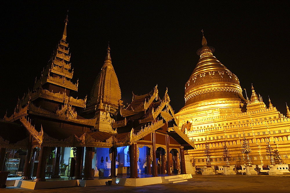 Night time, Shwezigon Pagoda, Bagan (Pagan), Myanmar (Burma), Asia