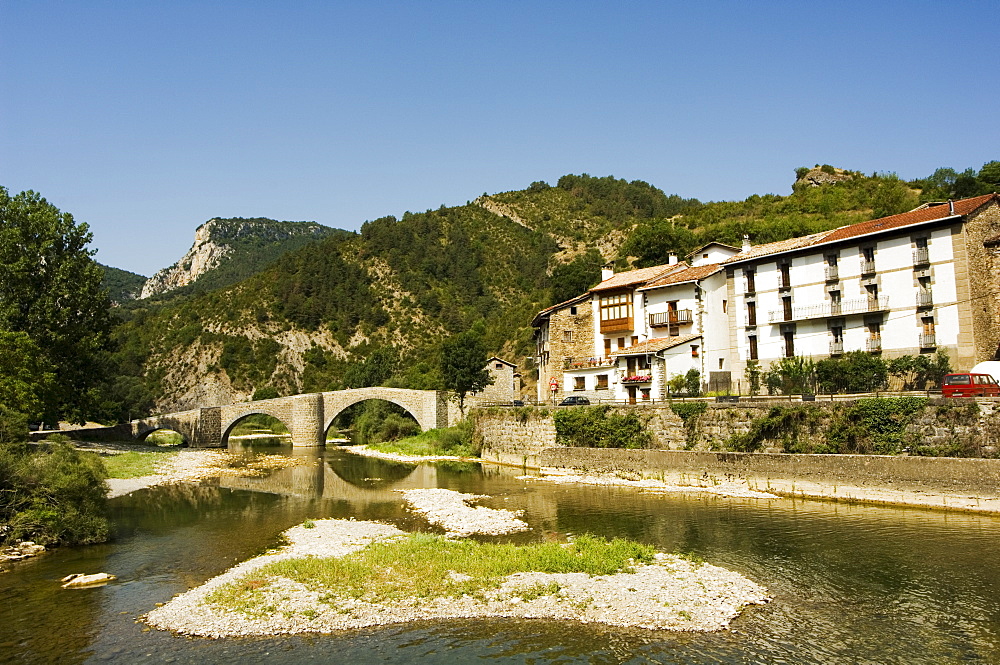 Roman bridge over the River Esca, Burgui Village, Val del Roncal, Navarra, Euskadi, Spain, Europe