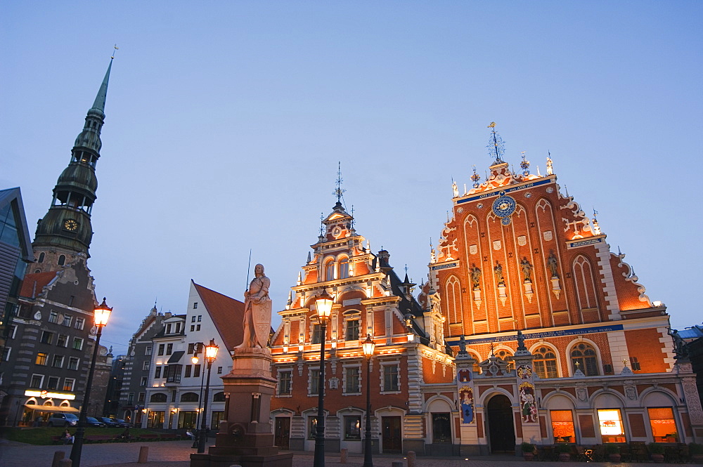 St. Peters Cathedral, 13th century Lutheran church, House of Blackheads dating from 1334, rebuilt in 1999, now housing museum and concert hall, and statue of city's patron saint, St. Roland, Old Town, UNESCO World Heritage Site, Riga, Latvia, Baltic States, Europe