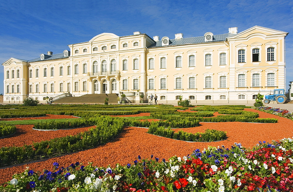 Formal gardens and Baroque style Rundales Palace (Rundales Pils), designed by Bartolomeo Rastrelli, built in 18th Century for Ernst Johann von Buhren, Duke of Courland, Zemgale near Bauska, Latvia, Baltic States, Europe