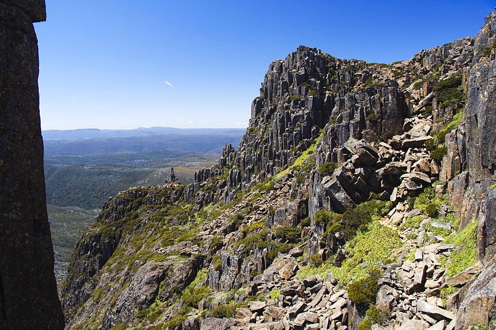 Hiking trail and rocky peaks on Cradle Mountain on the Overland Track, Cradle Mountain Lake St. Clair National Park, part of Tasmanian Wilderness, UNESCO World Heritage Site, Tasmania, Australia, Pacific